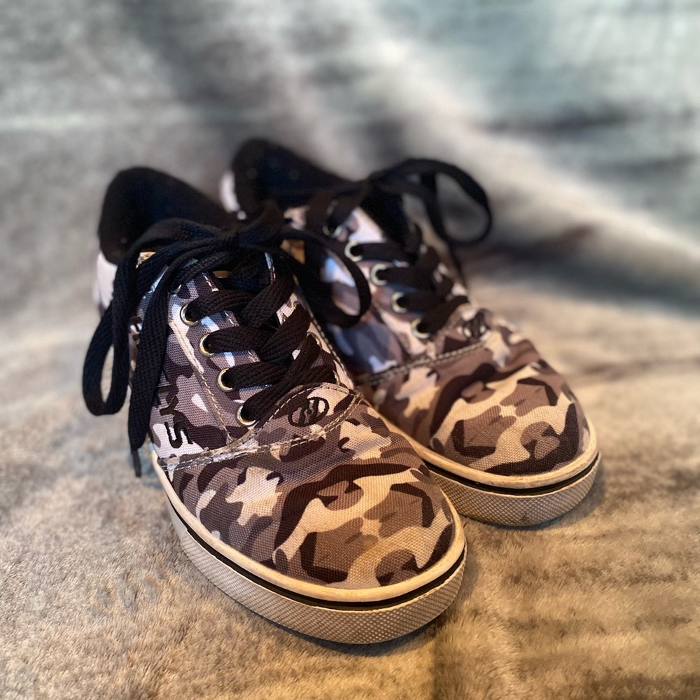Heely’s boys black and white size 4
